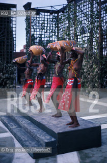 -Venezia,1975. Biennale Danza. Balletto nazionale del Senegal. Danza ballo ballerino Senegal.-Venice,1975. Dance Biennale.National Ballet of Senegal.MES ©Graziano Arici/Rosebud2 .