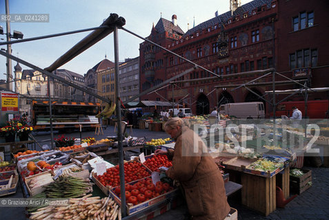 -Basilea,Svizzera,1995. Marktplatz. Svizzera Basilea geo città.-Basel,Switzerland,1995. Matktplatz ©Graziano Arici/Rosebud2