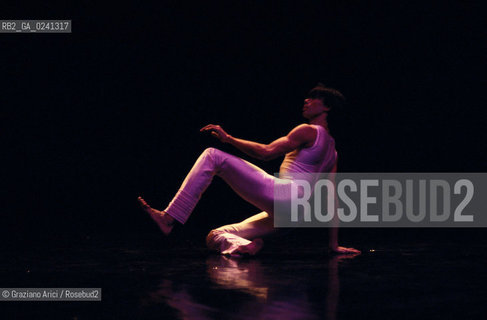 -Venezia,1981.Teatro Malibran. Il ballerino Ekson Larrio nel balletto Undici Ondedi Carolyn Carlson. Danza Balletto coreografa Carlson Undici onde Malibran.-Venice,1981. Teatro Malibran. The dancer Ekson Larrio in the ballett Undici Onde by Carolyn Carlson, contemporary dance choreographer MES ©Graziano Arici/Rosebud2  astga ©Graziano Arici/Rosebud2