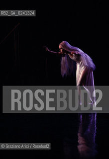 -Venezia,1981.Teatro Malibran. Carolyn Carlson nel balletto Undici Onde, coreografia di Carolyn Carlson. Danza Balletto coreografa Carlson Undici onde Malibran.-Venice,1981. Teatro Malibran. The dancer and choreographer Carolyn Carlson during the ballett Undici Onde by Carolyn Carlson, contemporary dance choreographer MES ©Graziano Arici/Rosebud2  astga ©Graziano Arici/Rosebud2