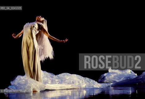 -Venezia,1981.Teatro Malibran. Carolyn Carlson nel balletto Undici Onde, coreografia di Carolyn Carlson. Danza Balletto coreografa Carlson Undici onde Malibran.-Venice,1981. Teatro Malibran. The dancer and choreographer Carolyn Carlson during the ballett Undici Onde by Carolyn Carlson, contemporary dance choreographer MES ©Graziano Arici/Rosebud2  astga ©Graziano Arici/Rosebud2