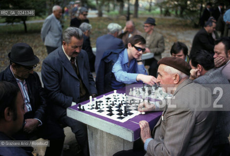 - Ungheria,Budapest,1978.Domenica al parco. Giocatori di scacchi.GEO scacchi  .- Hungary,Budapest,1978.Sunday to the park.Chesss players MES ©Graziano Arici/Rosebud2.