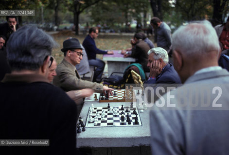 - Ungheria,Budapest,1978.Domenica al parco. Giocatori di scacchi.GEO scacchi  .- Hungary,Budapest,1978.Sunday to the park.Chesss players MES ©Graziano Arici/Rosebud2.