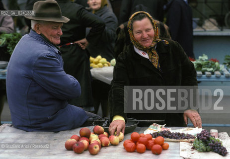 - Uncheria,Budapest,1978.Mercato di periferia.GEO mercato pomodoro.- Hungary,Budapest,1978.Market of outskirt Mes ©  Graziano Arici