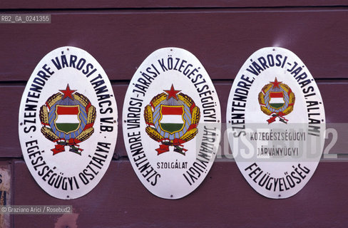 - Ungheria,Budapest,1978.Segnali di uffici pubblici.GEO manifesto poster segnali uffici office.- Hungary,Budapest,1978.Pubblic Office.Mes ©  Graziano Arici