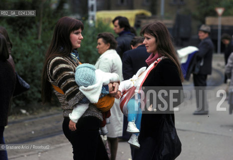 - Ungheria,Budapest,1978.Fermata dellautobus.GEO capitale capital.- Hungary,Budapest,1978.The bus stop Mes ©  Graziano Arici