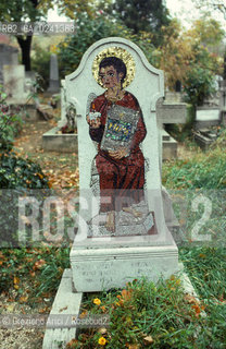 - Ungheria,Budapest,1978.II cimitero,tombe transilvaniche. GEO cimitero tomba.- Hungary,Budapest,1978.The cemetery, Tombs of the Transylvania Mes ©  Graziano Arici.