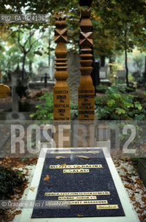 - Ungheria,Budapest,1978.II cimitero,tombe transilvaniche. GEO cimitero tombe tombs.- Hungary,Budapest,1978.The cemetery, Tombs of the Transylvania Mes ©  Graziano Arici.