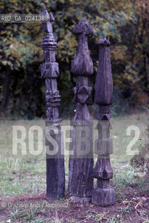 - Ungheria,Budapest,1978.II cimitero,tombe transilvaniche. GEO cimitero tombe tombs.- Hungary,Budapest,1978.The cemetery, Tombs of the Transylvania Mes ©  Graziano Arici.