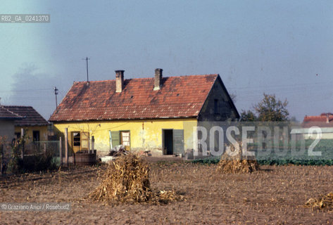 - Ungheria,Budapest,1978.Casa di Tzigani, zingari..- Hungary,Budapest,1978.House of gipsy Mes ©  Graziano Arici..