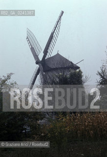 - Ungheria,Budapest,1978.Uno delgi ultimi mulini rimasti.GEO mill mulino.- Hungary,Budapest,1978.Mill Mes ©  Graziano Arici.