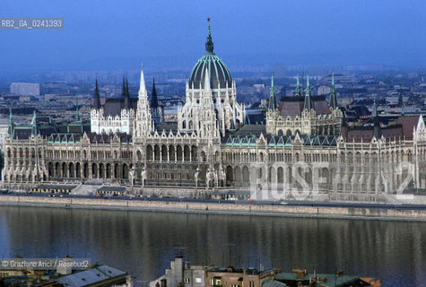 - Uncheria,Budapest,1978.Il Palazzo del Parlamento.GEO Budapest Palazzo Parlamento Politica .- Hungary,Budapest,1978.The Parlament Mes ©  Graziano Arici