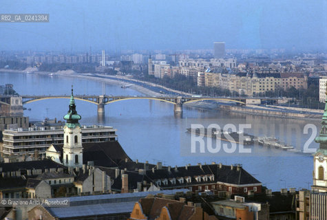 - Ungheria,Budapest,1978.Il fiume Danubio.GEO periferia quartiere outskirt fiume danubio.- Hungary,Budapest,1978. The river Danube. Mes ©  Graziano Arici.