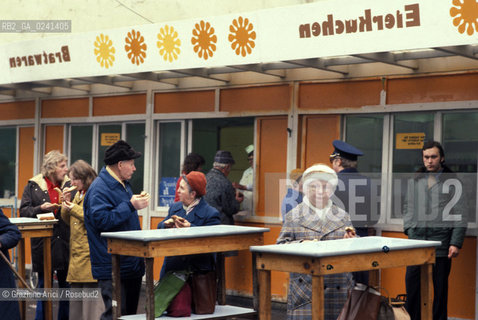 -Germania,Rostock,1981.Centro città.Tipico ristorante della zona.GEO citta Germania centro ristorante food.-German,Rostock,1981.Centre of the city.Typical local resturant Mes ©  Graziano Arici