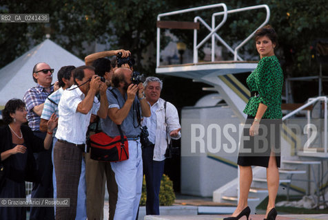 - Venezia, 1987. 44°Festival Internazionale dArte Cinematografica di Venezia.Ritratto dellattrice Serena Grandi con i foografi alla piscina dell?hotel Excelsior Cinema ritratto attrice fotografi piscina Excelsior.- Venice,1987. 44th Venice International Film Festival.Portrait of the actress Serena Grandi with the photographers in the Excelsior Hotel ©  Graziano Arici