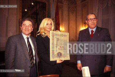 -Venezia,1994. Lattrice e presentatrice Mara Venier riceve il premio Veneziano dellanno. Attrice presentatrice premio Veneziano dellanno ritratto.-Venice,1994. The actress and the tv presenter Mara Venier receives the award Veneziano dellanno  ©Graziano Arici/Rosebud2