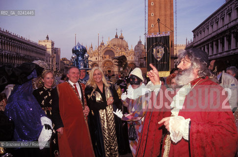 -Venezia,1998. Carnevale di Venezia. Lattrice e presentatrice tv Mara Venier, madrina del Carnevale. Carnevale madrina maschera attrice .-Venice,1998. Carnival of Venice.The actress and tv presenter Mara Venier, godmother of the Carnival ©Graziano Arici/Rosebud2..