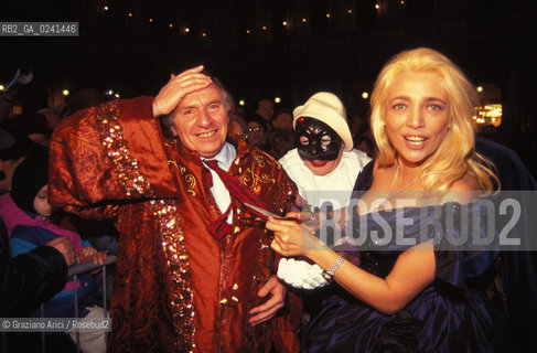 -Venezia,1998. Carnevale di Venezia. Lattrice e presentatrice tv Mara Venier, madrina del Carnevale insieme a Bruno Tosi. Carnevale madrina maschera attrice sindaco comune.-Venice,1998. Carnival of Venice.The actress and tv presenter Mara Venier, godmother of the Carnival, with Bruno Tosi ©Graziano Arici/Rosebud2..