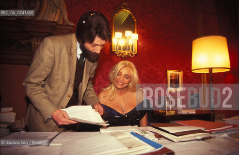 -Venezia,1998. Carnevale di Venezia. Lattrice e presentatrice tv Mara Venier, madrina del Carnevale insieme al sindaco Massimo Cacciari nel suo ufficio a CàFarsetti. Carnevale madrina maschera attrice sindaco comune.-Venice,1998. Carnival of Venice.The actress and tv presenter Mara Venier, godmother of the Carnival, with the mayor Massimo Cacciari in the CàFarsetti Palace ©Graziano Arici/Rosebud2..