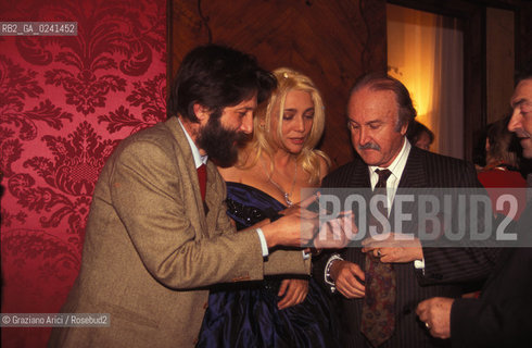 -Venezia,1998. Carnevale di Venezia. Lattrice e presentatrice tv Mara Venier, madrina del Carnevale insieme al sindaco Massimo Cacciari e a Bruno Tosi . Carnevale madrina maschera attrice sindaco comune.-Venice,1998. Carnival of Venice.The actress and tv presenter Mara Venier, godmother of the Carnival, with the mayor Massimo Cacciari and Bruno Tosi ©Graziano Arici/Rosebud2..