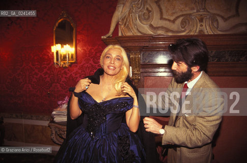 -Venezia,1998. Carnevale di Venezia. Lattrice e presentatrice tv Mara Venier, madrina del Carnevale insieme al sindaco Massimo Cacciari. Carnevale madrina maschera attrice sindaco comune.-Venice,1998. Carnival of Venice.The actress and tv presenter Mara Venier, godmother of the Carnival, with the mayor Massimo Cacciari ©Graziano Arici/Rosebud2..