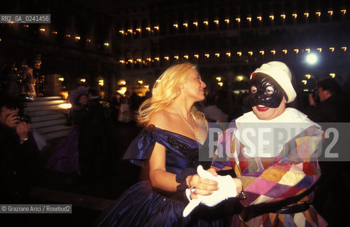 -Venezia,1998. Carnevale di Venezia. Lattrice e presentatrice tv Mara Venier, madrina del Carnevale, mentre balla in Piazza San Marco. Carnevale madrina maschera attrice ballo .-Venice,1998. Carnival of Venice.The actress and tv presenter Mara Venier, godmother of the Carnival during a ballet in Saint Marks Square ©Graziano Arici/Rosebud2..