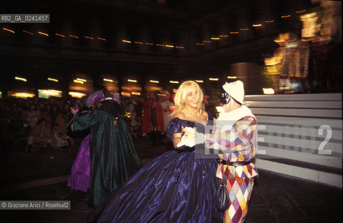 -Venezia,1998. Carnevale di Venezia. Lattrice e presentatrice tv Mara Venier, madrina del Carnevale, mentre balla in Piazza San Marco. Carnevale madrina maschera attrice ballo .-Venice,1998. Carnival of Venice.The actress and tv presenter Mara Venier, godmother of the Carnival during a ballet in Saint Marks Square ©Graziano Arici/Rosebud2..