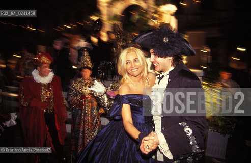-Venezia,1998. Carnevale di Venezia. Lattrice e presentatrice tv Mara Venier, madrina del Carnevale, mentre balla in Piazza San Marco. Carnevale madrina maschera attrice ballo .-Venice,1998. Carnival of Venice.The actress and tv presenter Mara Venier, godmother of the Carnival during a ballet in Saint Marks Square ©Graziano Arici/Rosebud2..