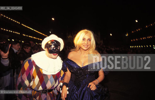 -Venezia,1998. Carnevale di Venezia. Lattrice e presentatrice tv Mara Venier, madrina del Carnevale con Arlecchino. Carnevale madrina maschera attrice .-Venice,1998. Carnival of Venice.The actress and tv presenter Mara Venier, godmother of the Carnival, with the Arlecchino mask ©Graziano Arici/Rosebud2..