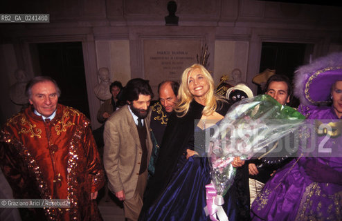 -Venezia,1998. Carnevale di Venezia. Lattrice e presentatrice tv Mara Venier, madrina del Carnevale insieme al sindaco Massimo Cacciari. Carnevale madrina maschera attrice sindaco comune.-Venice,1998. Carnival of Venice.The actress and tv presenter Mara Venier, godmother of the Carnival, with the mayor Massimo Cacciari ©Graziano Arici/Rosebud2..
