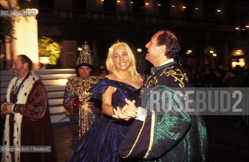 -Venezia,1998. Carnevale di Venezia. Lattrice e presentatrice tv Mara Venier, madrina del Carnevale, mentre balla in Piazza San Marco. Carnevale madrina maschera attrice ballo .-Venice,1998. Carnival of Venice.The actress and tv presenter Mara Venier, godmother of the Carnival during a ballet in Saint Marks Square ©Graziano Arici/Rosebud2..