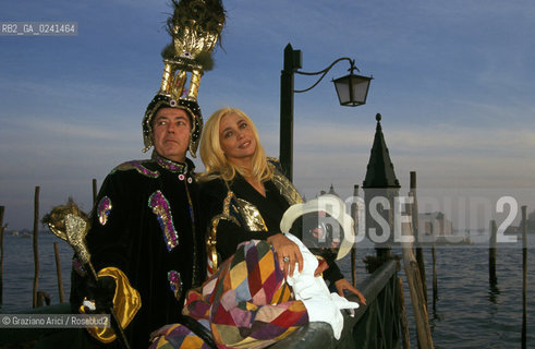 -Venezia,1998. Carnevale di Venezia. Lattrice e presentatrice tv Mara Venier, madrina del Carnevale sul molo di San Marco e sullo sfondo lisola di San Giorgio. Carnevale madrina maschera attrice .-Venice,1998. Carnival of Venice.The actress and tv presenter Mara Venier, godmother of the Carnival, in Saint Marks Square. In the background San Giorgio ©Graziano Arici/Rosebud2..