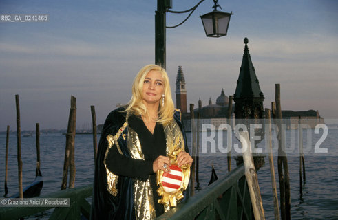 -Venezia,1998. Carnevale di Venezia. Lattrice e presentatrice tv Mara Venier, madrina del Carnevale sul molo di San Marco e sullo sfondo lisola di San Giorgio. Carnevale madrina maschera attrice .-Venice,1998. Carnival of Venice.The actress and tv presenter Mara Venier, godmother of the Carnival, in Saint Marks Square. In the background San Giorgio ©Graziano Arici/Rosebud2..