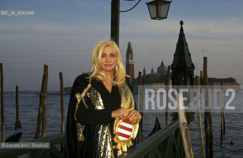 -Venezia,1998. Carnevale di Venezia. Lattrice e presentatrice tv Mara Venier, madrina del Carnevale sul molo di San Marco e sullo sfondo lisola di San Giorgio. Carnevale madrina maschera attrice .-Venice,1998. Carnival of Venice.The actress and tv presenter Mara Venier, godmother of the Carnival, in Saint Marks Square. In the background San Giorgio ©Graziano Arici/Rosebud2..