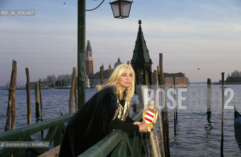 -Venezia,1998. Carnevale di Venezia. Lattrice e presentatrice tv Mara Venier, madrina del Carnevale sul molo di San Marco e sullo sfondo lisola di San Giorgio. Carnevale madrina maschera attrice .-Venice,1998. Carnival of Venice.The actress and tv presenter Mara Venier, godmother of the Carnival, in Saint Marks Square. In the background San Giorgio ©Graziano Arici/Rosebud2..