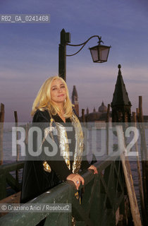 -Venezia,1998. Carnevale di Venezia. Lattrice e presentatrice tv Mara Venier, madrina del Carnevale sul molo di San Marco e sullo sfondo lisola di San Giorgio. Carnevale madrina maschera attrice .-Venice,1998. Carnival of Venice.The actress and tv presenter Mara Venier, godmother of the Carnival, in Saint Marks Square. In the background San Giorgio ©Graziano Arici/Rosebud2..