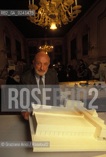 - Venezia,1990.Larchitetto Vittorio Gregotti nel suo studio veneziano. Architetto architettura ritratto.- Venice,1990.Portrait of the architect Vittorio Gregotti in his studio ©Graziano Arici/Rosebud2