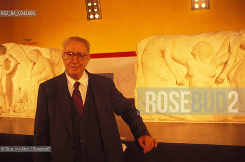 Venezia,1988.Palazzo Grassi. Mostra I Greci e lOccidente. Lo studioso dArte greca Giovanni Pugliese. Arte mostra Storia Greci Occidente Grecia civiltà popolazione ritratto portrait.Venice,1988.Palazzo Grassi. Exhibition I Greci e lOccidente.Portrait of the historian Giovanni Pugliese ©Graziano Arici/Rosebud2