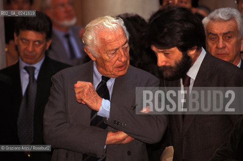 Venezia,1988.Palazzo Grassi. Mostra I Greci e lOccidente.Il Presidente della Fiat Gianni Agnelli insieme al sindaco di Venezia Massimo Cacciari. Arte mostra Storia Greci Occidente Grecia civiltà popolazione.Venice,1988.Palazzo Grassi. Exhibition I Greci e lOccidente.The President of FIAT Gianni Agnelli with the Mayor of Venice Massimo Cacciari ©Graziano Arici/Rosebud2