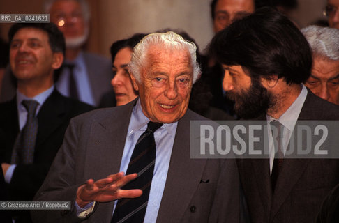Venezia,1988.Palazzo Grassi. Mostra I Greci e lOccidente.Il Presidente della Fiat Gianni Agnelli insieme al sindaco di Venezia Massimo Cacciari. Arte mostra Storia Greci Occidente Grecia civiltà popolazione.Venice,1988.Palazzo Grassi. Exhibition I Greci e lOccidente.The President of FIAT Gianni Agnelli with the Mayor of Venice Massimo Cacciari ©Graziano Arici/Rosebud2