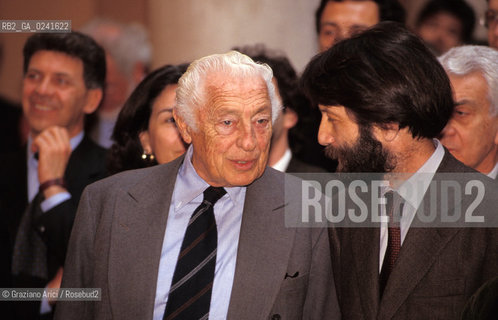 Venezia,1988.Palazzo Grassi. Mostra I Greci e lOccidente.Il Presidente della Fiat Gianni Agnelli insieme al sindaco di Venezia Massimo Cacciari. Arte mostra Storia Greci Occidente Grecia civiltà popolazione.Venice,1988.Palazzo Grassi. Exhibition I Greci e lOccidente.The President of FIAT Gianni Agnelli with the Mayor of Venice Massimo Cacciari ©Graziano Arici/Rosebud2