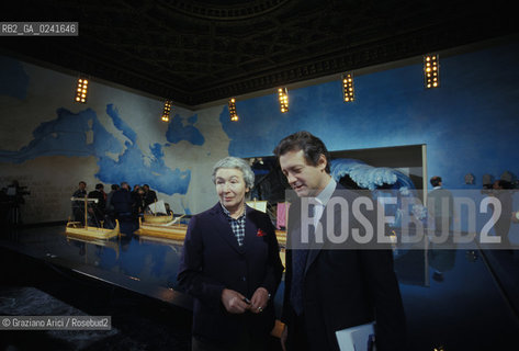 Venezia,1988.Palazzo Grassi. Mostra I Fenici. Larchitetto industrial designer Gae Aulenti con il grafico Pier Luigi Cerri. Arte Architettura architetto grafica mostra Storia fenicio Fenici civiltà popolazione..Venice,1988.Palazzo Grassi. Exhibition The Phoenicians. The architect Gae Aulenti with Pier Luigi Cerri,graphic designer ©Graziano Arici/Rosebud2