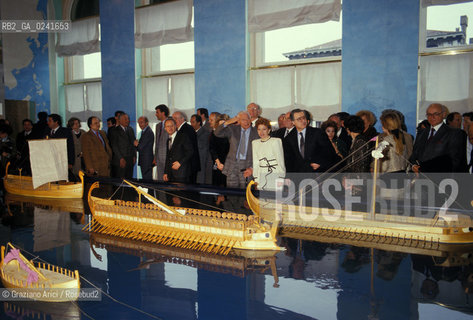 Venezia,1988.Palazzo Grassi. Mostra I Fenici. Lavvocato Gianni Agnelli, presidente della FIAT e di Palazzo Grassi insieme a Joyce Gemayel,moglie del presidente del Libano. Arte Politica Presidente mostra Storia fenicio Fenici civiltà popolazione.Venice,1988.Palazzo Grassi. Exhibition The Phoenicians. Gianni Agnelli, President of FIAT, with the wife of Lebanons President Joyce Gemayel ©Graziano Arici/Rosebud2