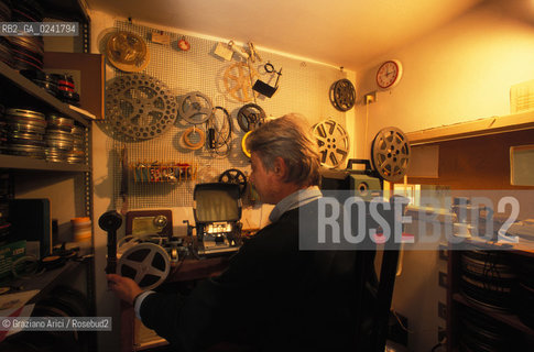 -Venezia, 1990. La casa di Carlo Montanaro,giornalista e critico cinematografico: la cabina di proiezione. Cinema archivio film giornalista ritratto.-Venice,1990. The archive of the journalist and film critic Carlo Montanaro in his house: the projection room ©Graziano Arici/Rosebud2