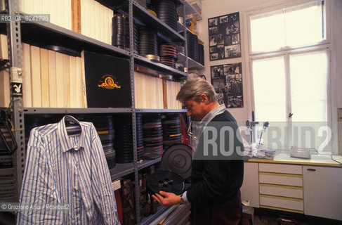 -Venezia, 1990. La casa di Carlo Montanaro,giornalista e critico cinematografico: larchivio dei film. Cinema archivio film giornalista ritratto film archivio pellicole.-Venice,1990. The archive of the journalist and film critic Carlo Montanaro in his house: the film archive ©Graziano Arici/Rosebud2