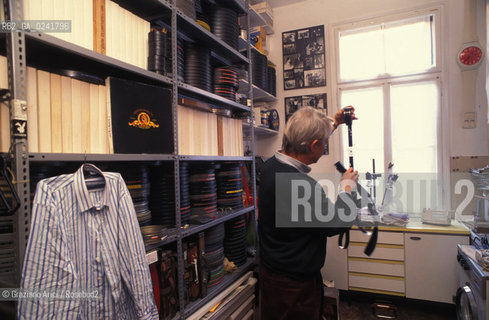 -Venezia, 1990. La casa di Carlo Montanaro,giornalista e critico cinematografico: larchivio dei film. Cinema archivio film giornalista ritratto film archivio pellicole.-Venice,1990. The archive of the journalist and film critic Carlo Montanaro in his house: the film archive ©Graziano Arici/Rosebud2