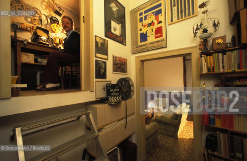 -Venezia, 1990. La casa di Carlo Montanaro,giornalista e critico cinematografico: la cabina di proiezione. Cinema archivio film giornalista ritratto.-Venice,1990. The archive of the journalist and film critic Carlo Montanaro in his house: the projection room ©Graziano Arici/Rosebud2