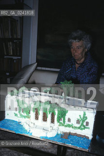 Venezia,1979.Palazzo Venier dei Leoni.Ritratto della collezionista darte Peggy Marguerite Guggenheim nella sua casa con una torta che riproduce il suo Palazzo - Collezione Peggy Guggenheim.Arte collezionista ritratto casa collezione Museo Ritratto .Venice,1979.Palazzo Venier dei Leoni.Portrait of the art collector Peggy Marguerite Guggenheim at home with a cake-reproduction of Palazzo Venier dei leoni ©Graziano Arici/Rosebud2  astga ©Graziano Arici/Rosebud2
