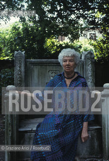 Venezia,1979.Palazzo Venier dei Leoni.Ritratto della collezionista darte Peggy Marguerite Guggenheim nel giardino del Palazzo sul trono - Collezione Peggy Guggenheim.Arte collezionista ritratto casa collezione Museo Ritratto trono giardino.Venice,1979.Palazzo Venier dei Leoni.Portrait of the art collector Peggy Marguerite Guggenheim in the garden of Palazzo Venier ©Graziano Arici/Rosebud2  astga ©Graziano Arici/Rosebud2