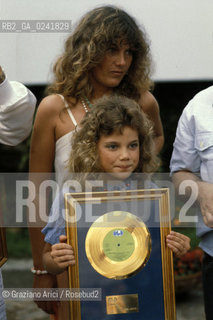 Venezia,1980.Ritratto di Nikka Costa, cantante e Caterina Caselli. Musica pop cantante bambina hit disco doro.Venice,1980. Portrait of the singer Nikka Costa with Caterina Caselli ©Graziano Arici/Rosebud2